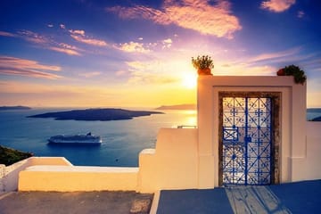 Private 8-Hour Santorini Tour: Akrotiri and Firostefani