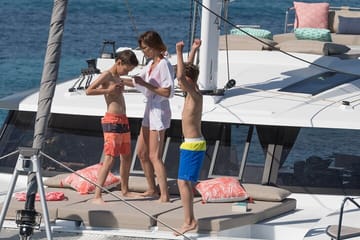 Private 5-Hour Luxury Catamaran Cruise in Mykonos