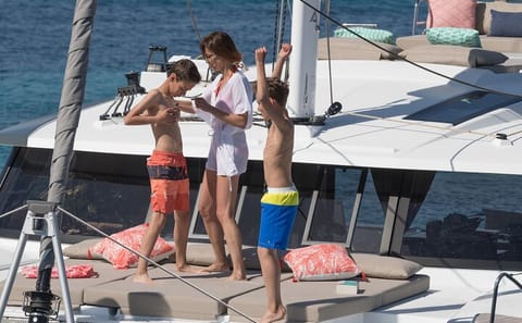 Private 5-Hour Luxury Catamaran Cruise in Mykonos