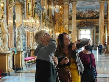 Explaining the Colonna Gallery with our expert guide Nadia
