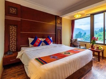 From Hanoi: 2-Day Hotel Overnight Sapa Tour by Limousine Van