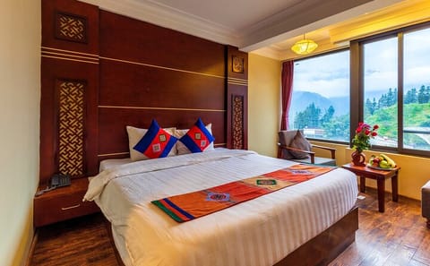 From Hanoi: 2-Day Hotel Overnight Sapa Tour by Limousine Van