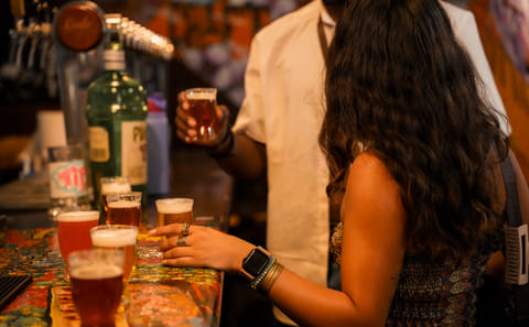Barcelona: Beer Tasting with Drinks Included & Live Music