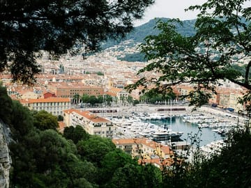 Photoshoot Walking Tour at Nice's Promenade des Anglais