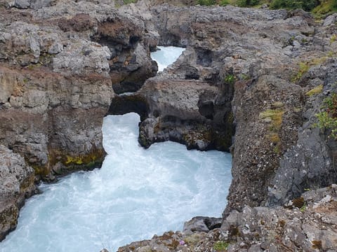 Westisland - 6stündige deutschsprachiger Landausflug - Wasserfälle Hraunfossar, Heißwasserquelle Deildartunguhver & Krater Grábrók, photo 3