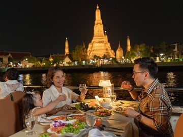 Chaophraya River Dinner Cruise with Scenic Views in Bangkok
