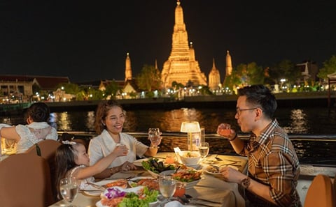 Chaophraya River Dinner Cruise with Scenic Views in Bangkok