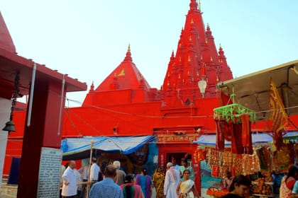 Holi Tour of Varanasi includes Boat ride and Breakfast.