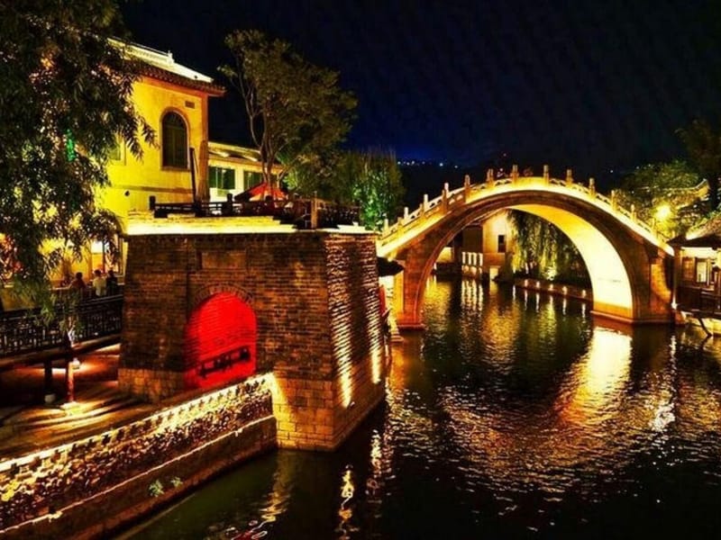 Beijing: Hutong Night Tour with Yunnan Dinner & Boat Ride