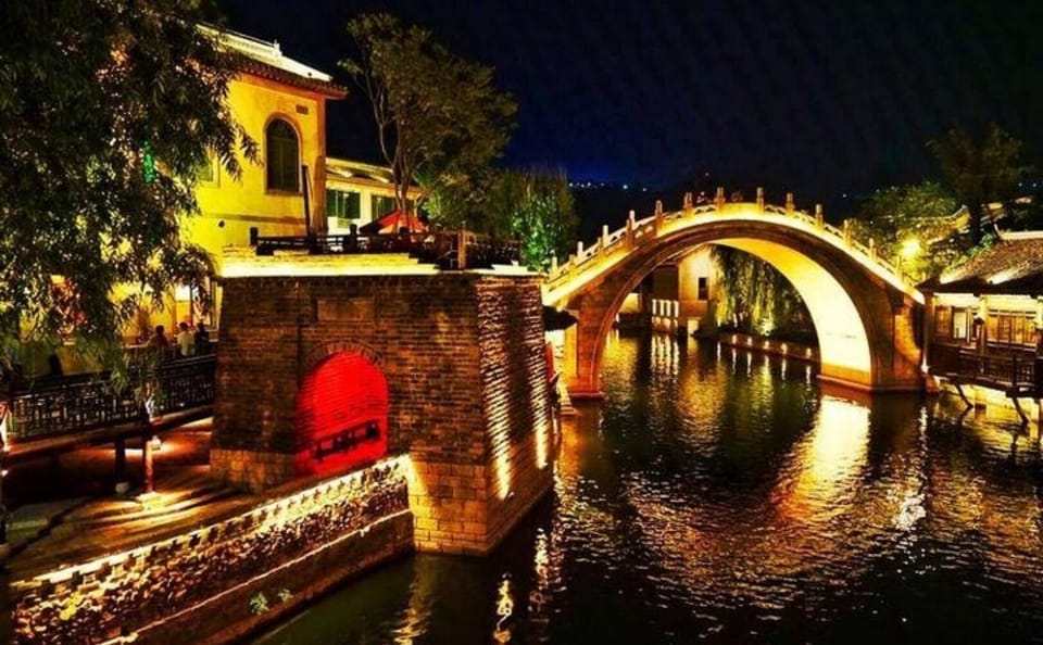 Beijing Hutong Night Tour with Yunnan Dinner and Boat Ride