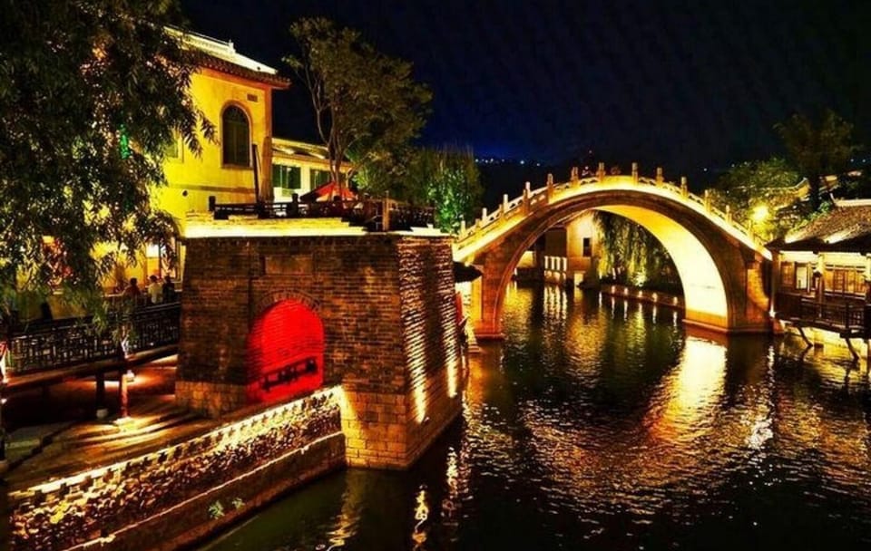 Beijing Hutong Night Tour with Yunnan Dinner and Boat Ride