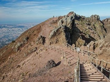 Mount Vesuvius, path of the crater.