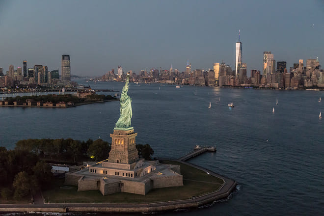 Couple's Private Scenic NYC Helicopter Charter from Manhattan with Champagne Toast photo 6