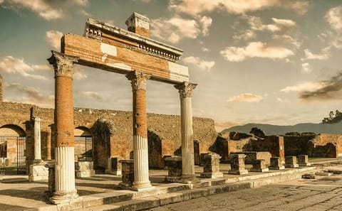 Pompeii 5-Hour Guided Tour from Naples with Transportation