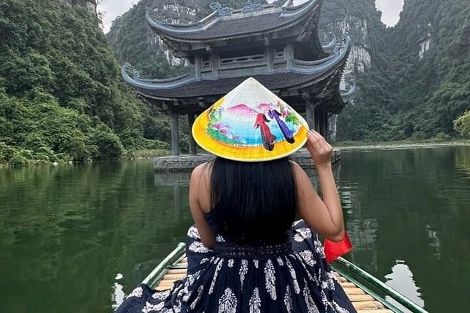 Hoa Lu - Mua Cave - Local Market -Tam Coc - Bich Dong 2days small group tour 10