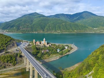 4 Full days in Georgia with private tour, free aiport