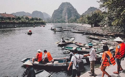 Luxury Day Tour of Hoa Lu and Tam Coc from Hanoi