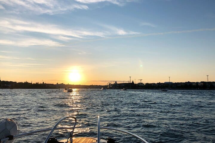 2-Hours Private VIP Tour by Modern Boat in Helsinki Archipelago