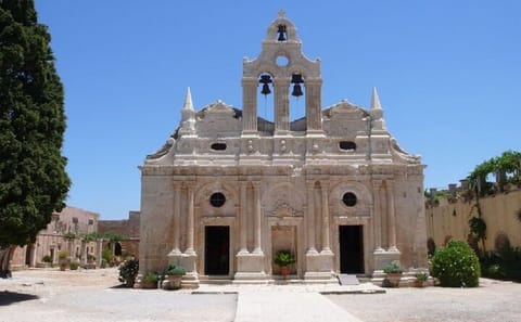 Cultural Day Tour of Arkadi, Margarites, and Melidoni Cave