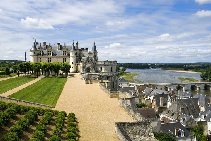 Incredible Loire castles tour with lunch and a vineyard visit