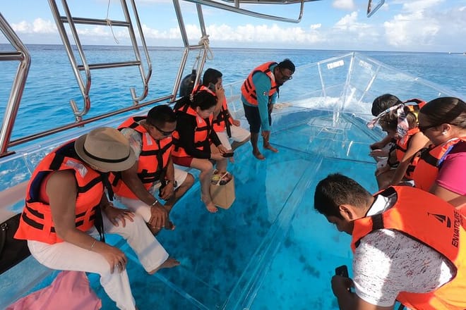 Invisible Boat Snorkeling Tour in Mexiko