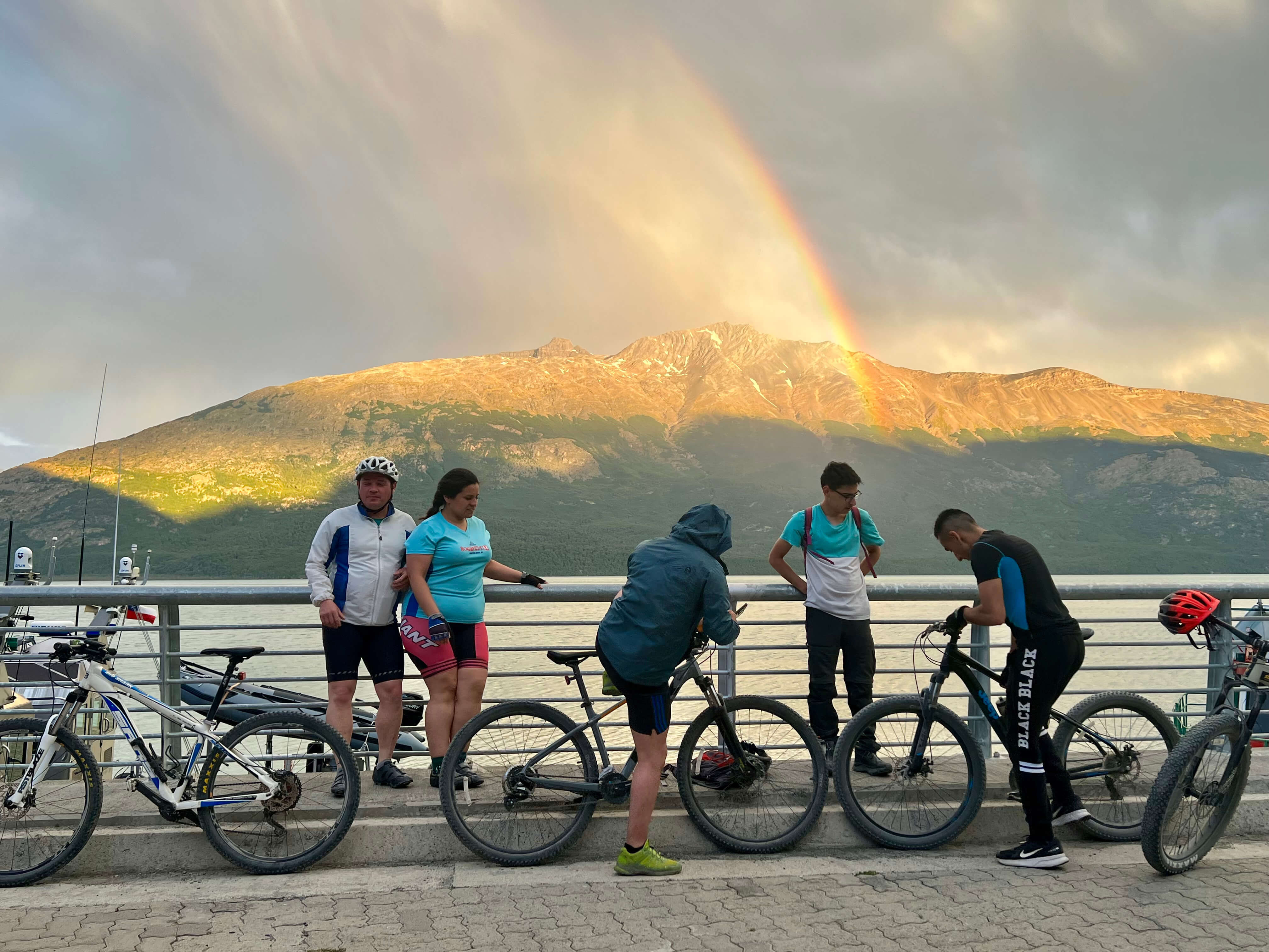 Un arcoiris mágico nos recibe en Puerto Bahamondes, al fin de la Carretera Austral