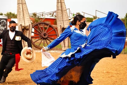 Tru-02 : Exploring Chan Chan – Ancient Ruins & Horses Show