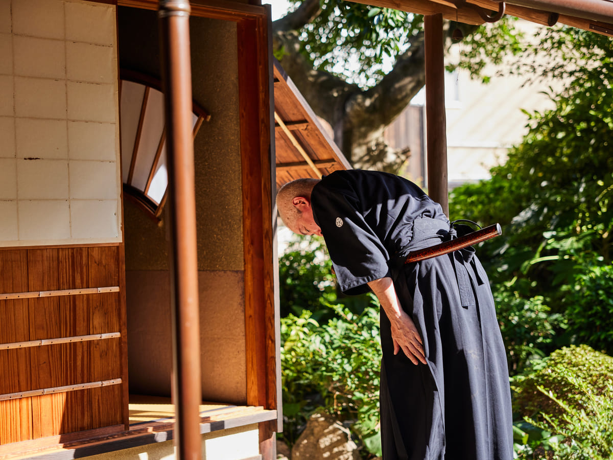 Samurai were forbidden to wear swords when entering the tea room, based on the spirit of equality; hence the narrow entrance.