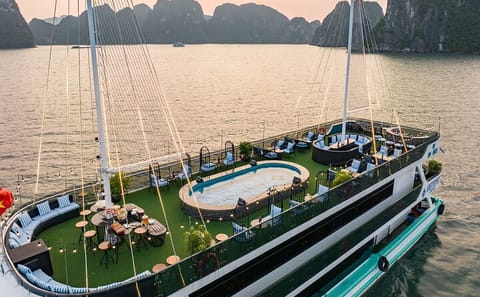 Luxury One-Day Cruise and Adventure in Halong Bay