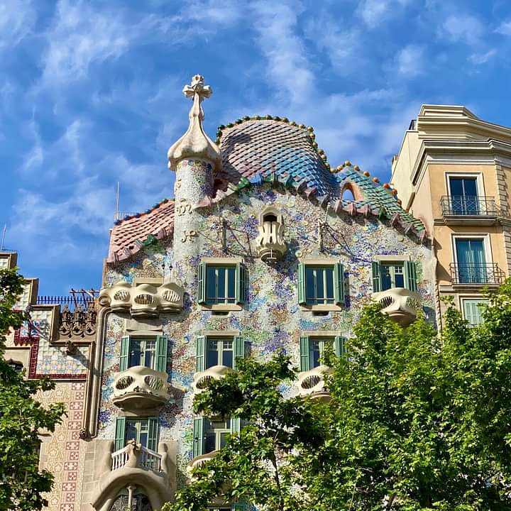 Upper part of the façade of Gaudí´s Casa Batlló with the roof that looks like a dragon
