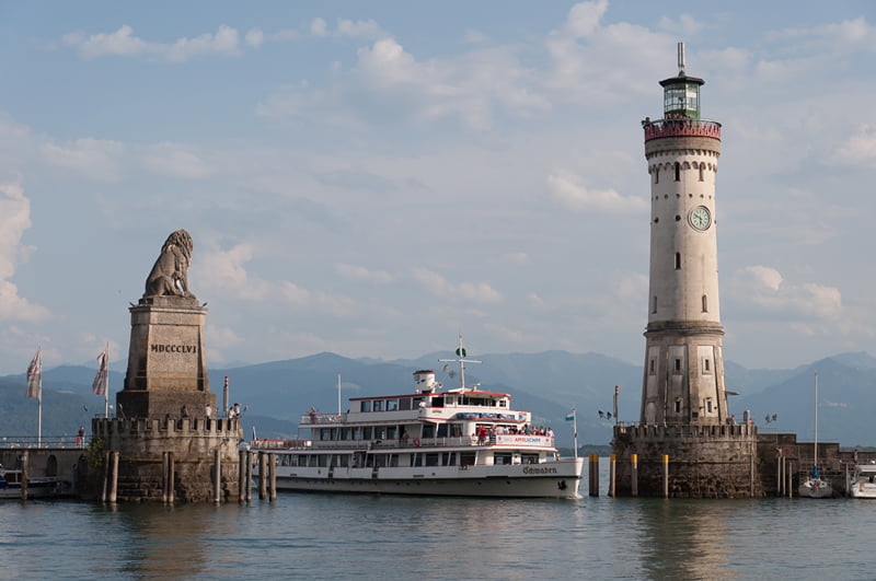 O porto de Lindau com um barco do lago de Constança.