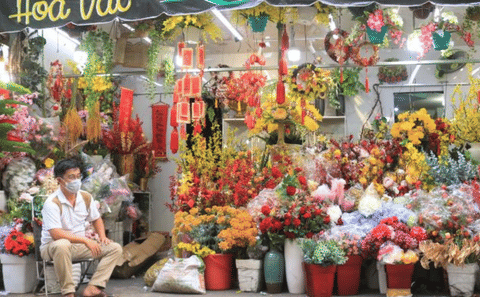 Private Evening Seafood Street Food Tour in Ho Chi Minh City