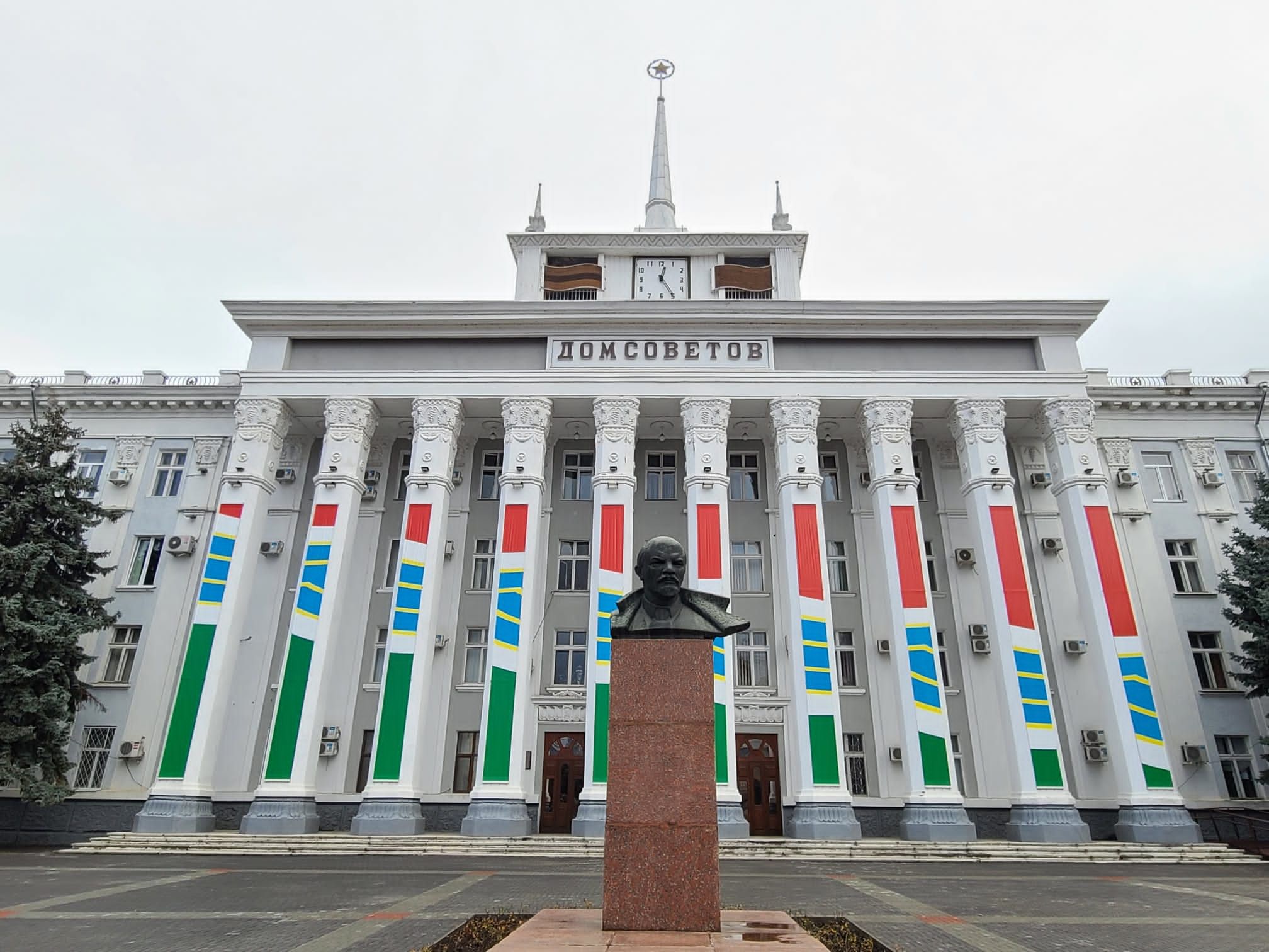 Tiraspol Soviet House with Lenin bust and Russian and separatist flags in front