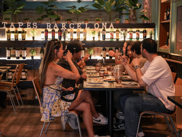 Barcelona: Tipsy Food Tour with History, Paella & Sangria