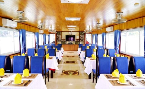 Halong Bay 6-Hour Budget Boat Tour with Lunch and Guide