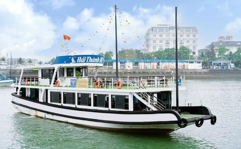 Ha Long Bay Day Cruise with Kayaking, Swimming, and Hiking