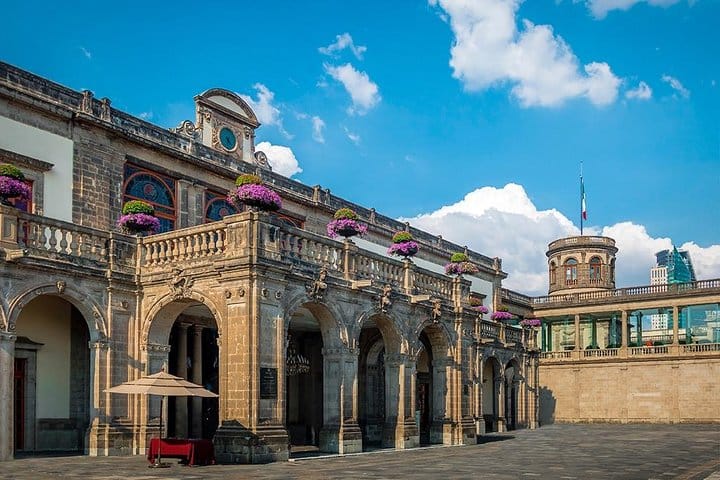 El castillo se concibi&oacute; inicialmente como casa de descanso real. Lo que nunca sospech&oacute; fue que ser&iacute;a testigo de memorables historias de amor y dolor de la tradici&oacute;n mexicana.