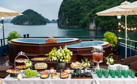1 Day Pamela 5 Star Luxury Cruise From Halong Bay, Jacuzzi Pool