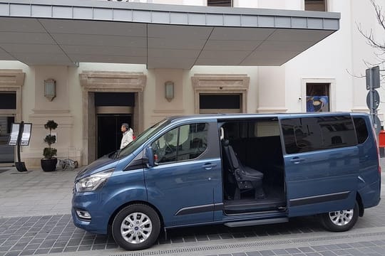 Full day PRIVATE GUIDED VIENNA tour from Budapest with lunch and drinks