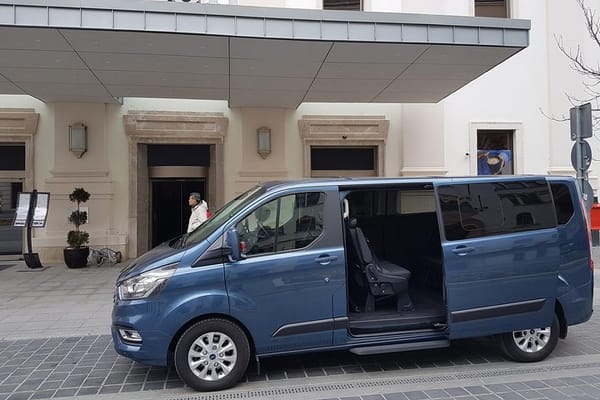 Full day PRIVATE GUIDED VIENNA tour from Budapest with lunch and drinks