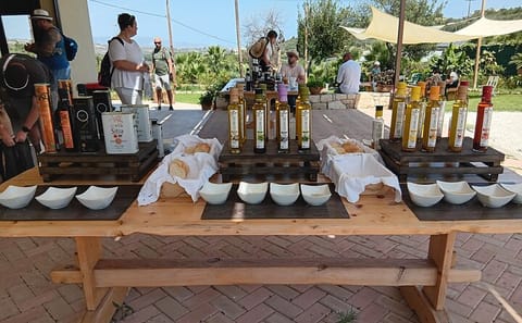 Culinary Tour of Wine, Raki, Olive Oil, and Honey in Heraklion