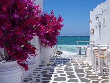 Small Group Walking Tour of Mykonos Town with Port Pickup