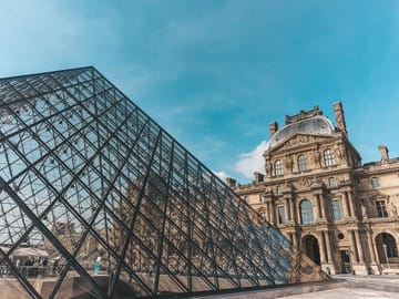Professional Photo Shoot Experience at the Louvre in Paris