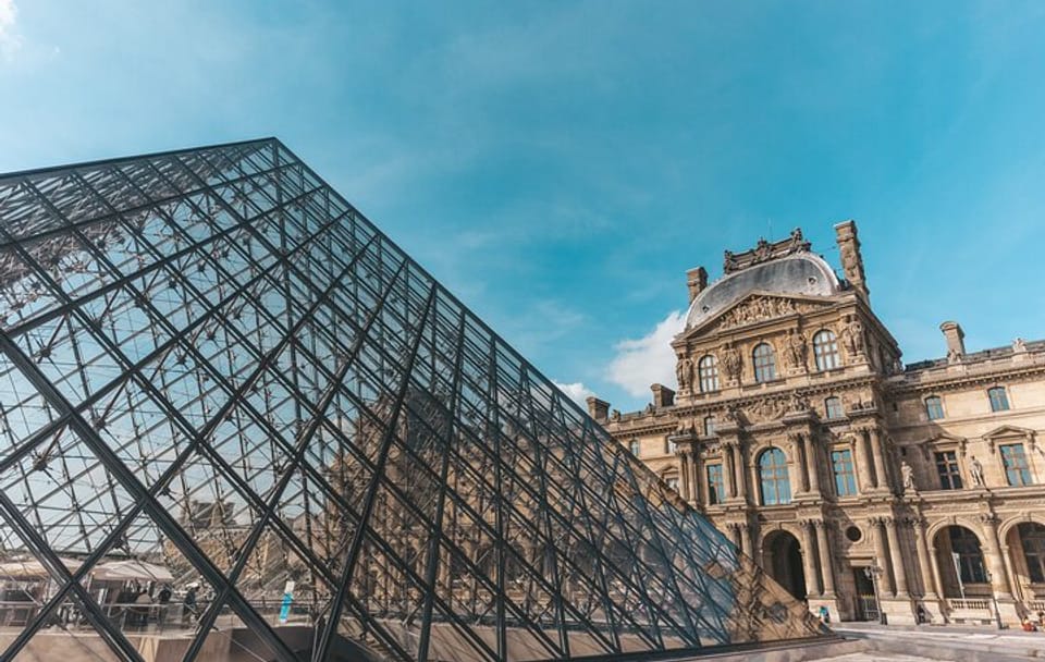 Professional Photo Shoot Experience at the Louvre in Paris