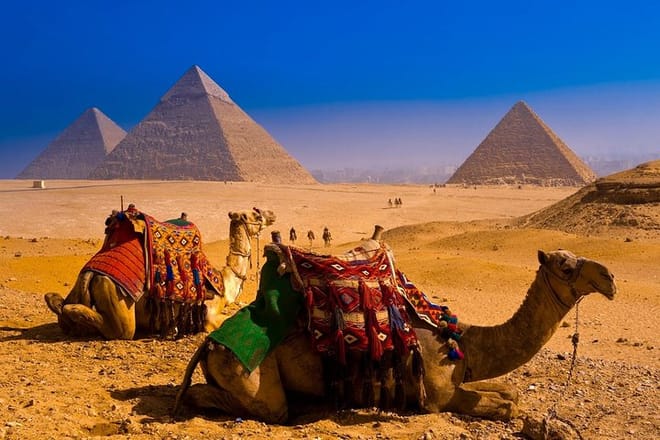 Layover Giza Pyramids