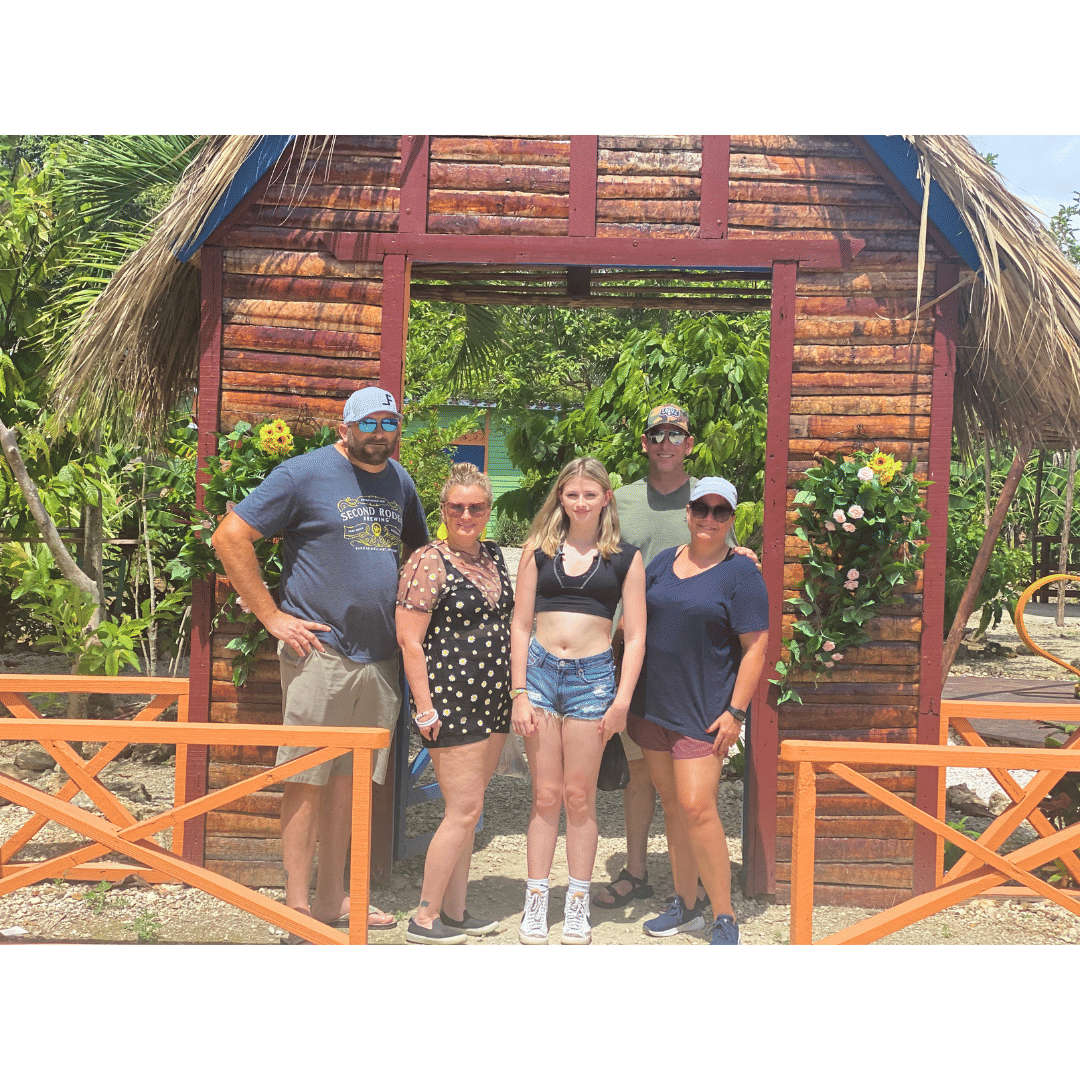 Turistas frente a una choza en la zona rural de Punta Cana