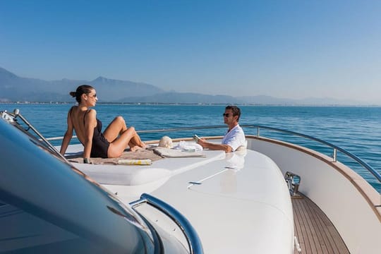 Private Luxury Yacht Tour with Lunch and Drinks