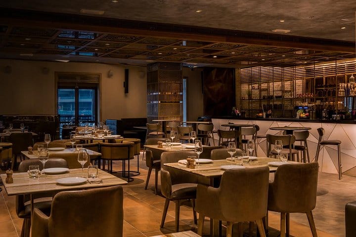Outdoor Terrace Dining in Modern Downtown Dubai 5