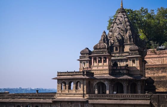Heritage and History: Maheshwar Day Tour from Indore