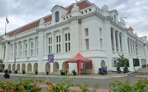 Cultural Tour of Central Jakarta: Heritage and Cuisine